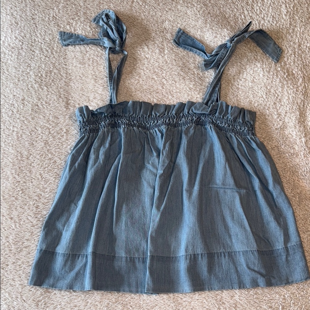 🆕 👚 Express Women’s Chambray Ruffled Smocked Tank – Size L (NWT)